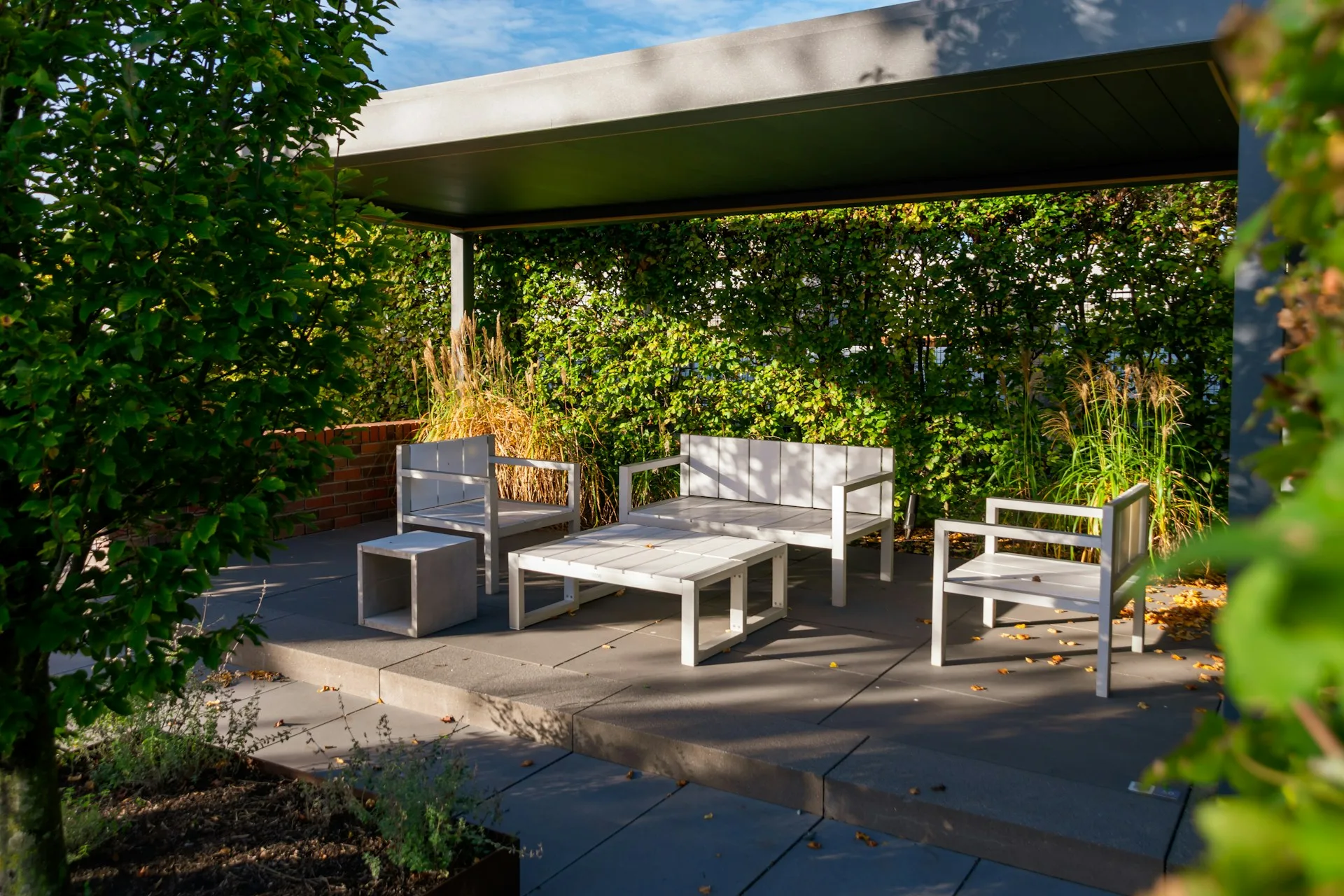 Traumgarten mit Terrasse im Abendlicht